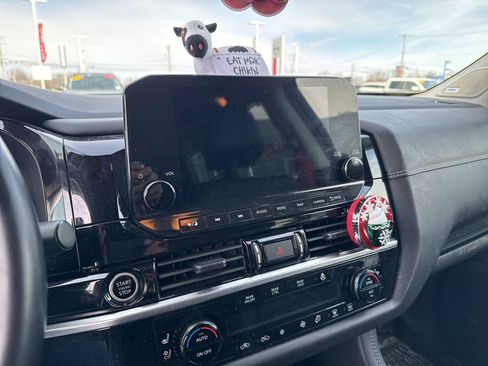 Used 2023 Nissan Pathfinder Platinum image 9