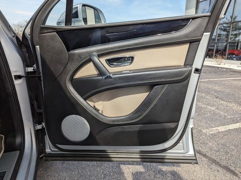 Used 2018 Bentley Bentayga Onyx Edition image 31