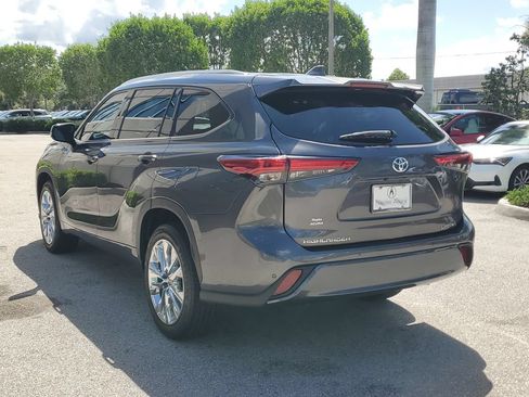 Used 2023 Toyota Highlander Limited FWD image 6