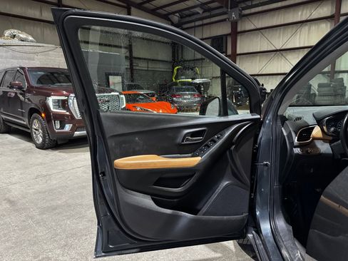 Used 2018 Chevrolet Trax LT w/ LT Convenience Package image 11