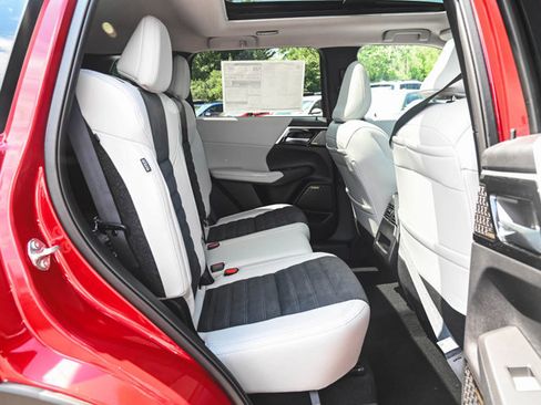 New 2025 Mitsubishi Outlander SE image 29