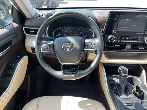 Used 2021 Toyota Highlander XLE AWD/4WD image 18
