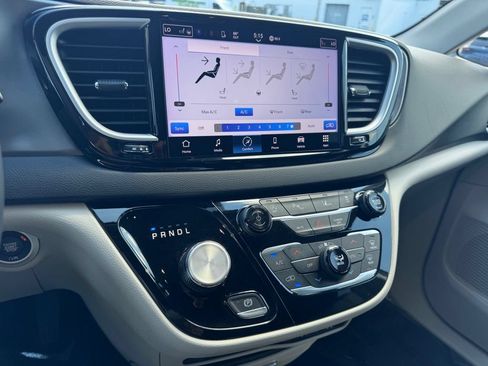 Used 2023 Chrysler Pacifica Touring-L FWD image 18