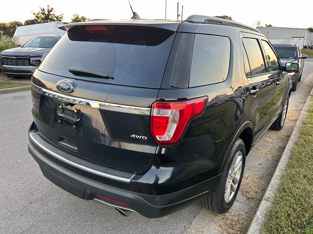 Used 2018 Ford Explorer XLT w/ Equipment Group 202A AWD/4WD image 3