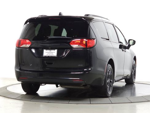 Used 2020 Chrysler Pacifica Touring-L w/ Premium Audio Group AWD/4WD image 10