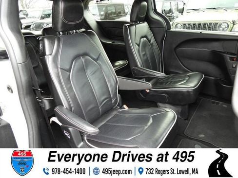 Used 2025 Chrysler Pacifica Limited FWD image 11