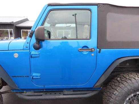 Used 2016 Jeep Wrangler Rubicon w/ Power Convenience Group image 13