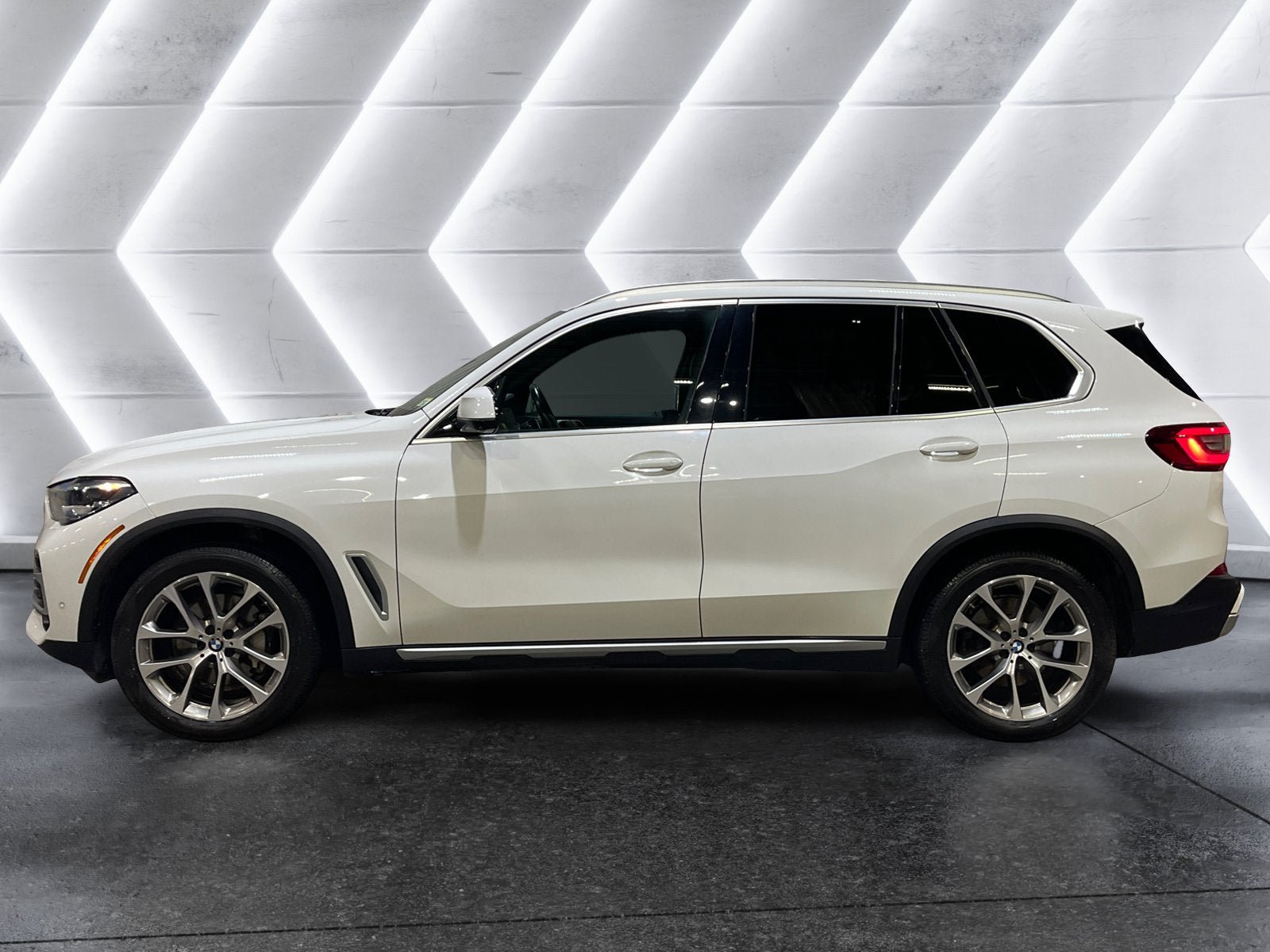 Used 2022 BMW X5 xDrive40i w/ Premium Package AWD/4WD image 3