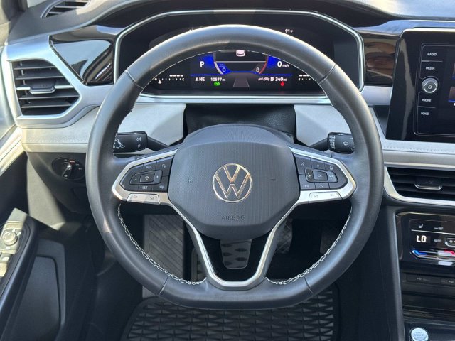 Certified 2025 Volkswagen Taos SE FWD image 10