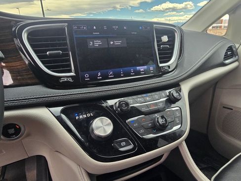 Used 2022 Chrysler Pacifica Limited image 24