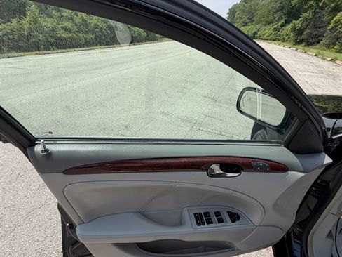Used 2009 Buick Lucerne CXL FWD image 21
