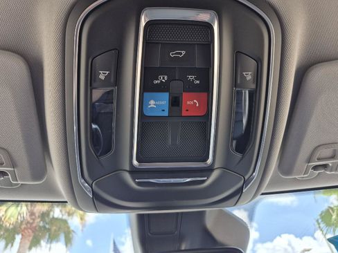 Used 2023 Jeep Grand Cherokee Limited AWD/4WD image 7