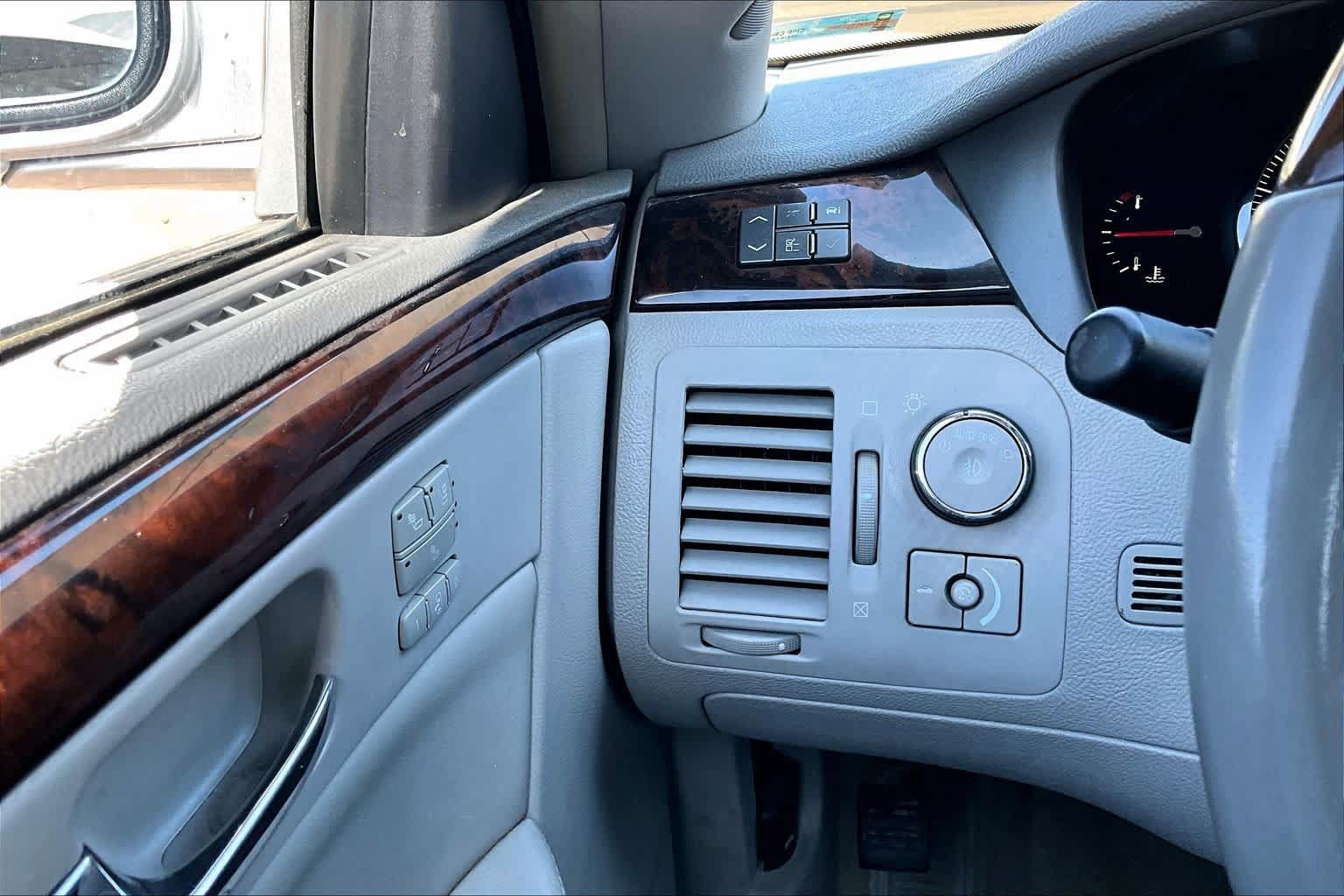Used 2011 Cadillac DTS Luxury FWD image 31