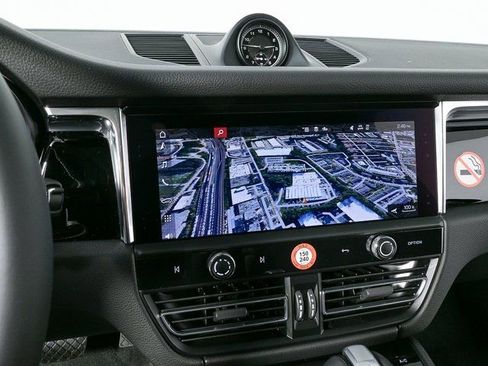 Certified 2025 Porsche Macan image 14