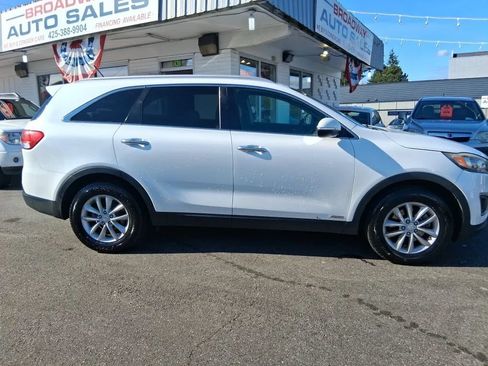 Used 2017 Kia Sorento AWD image 4