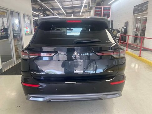 Used 2025 Mitsubishi Outlander AWD image 5