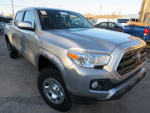 Used 2016 Toyota Tacoma SR5 w/ Towing Package image 3