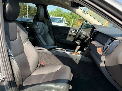 Used 2021 Volvo XC60 T5 Momentum w/ Premium Package AWD/4WD image 8