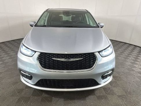 Used 2023 Chrysler Pacifica Touring-L FWD image 7
