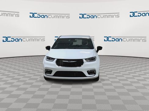 New 2026 Chrysler Pacifica Select image 3