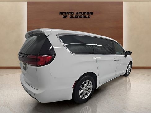 Used 2024 Chrysler Pacifica Touring-L image 6