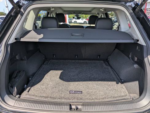 Used 2022 Volkswagen Tiguan SE w/ Panoramic Sunroof Package AWD/4WD image 14