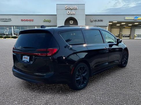 Certified 2025 Chrysler Pacifica Limited FWD image 3