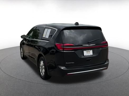 Used 2024 Chrysler Pacifica Touring-L image 9