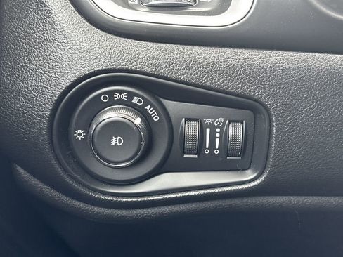 Used 2018 Jeep Renegade Latitude w/ Cold Weather Group image 21