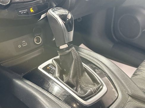 Used 2018 Nissan Rogue SV AWD/4WD image 17