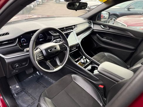 Used 2024 Jeep Grand Cherokee L Altitude image 11