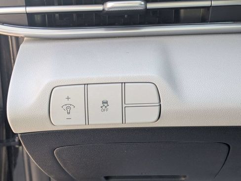 Used 2025 Hyundai Elantra Limited FWD image 17