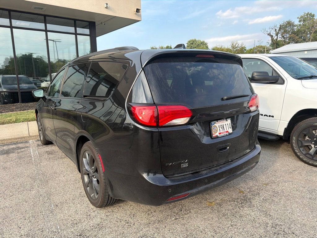 Used 2020 Chrysler Pacifica Touring-L FWD image 4