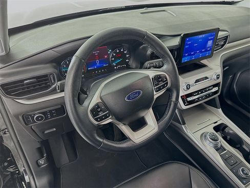 Used 2024 Ford Explorer XLT w/ Equipment Group 202A image 9