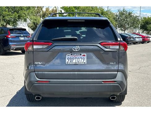 Used 2022 Toyota RAV4 XLE Premium image 4