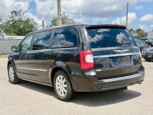 Used 2015 Chrysler Town & Country Touring FWD image 3