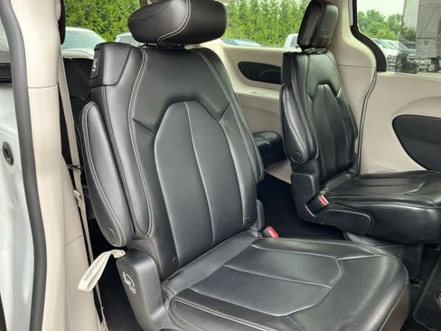 Used 2023 Chrysler Pacifica Touring-L FWD image 30