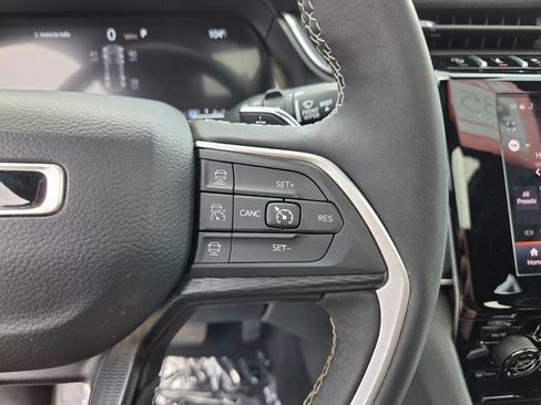 Used 2025 Jeep Grand Cherokee Altitude AWD/4WD image 29