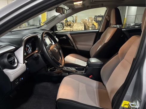 Used 2017 Toyota RAV4 XLE AWD/4WD image 9
