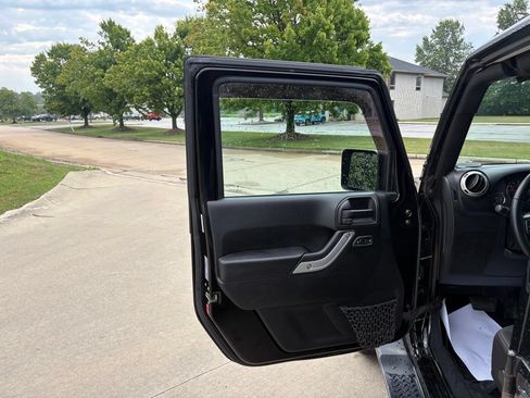 Used 2017 Jeep Wrangler Unlimited Sahara AWD/4WD image 13