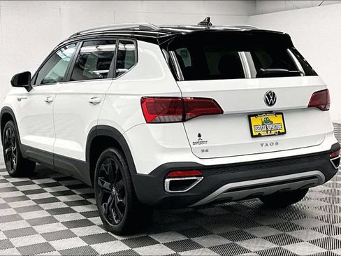 Used 2023 Volkswagen Taos SE w/ Panoramic Sunroof Package FWD image 2
