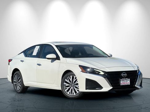 Used 2023 Nissan Altima 2.5 SV w/ SV Premium Package image 2