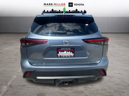 Used 2022 Toyota Highlander XLE AWD/4WD image 4