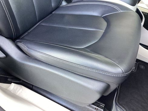 Used 2024 Chrysler Pacifica Limited FWD image 19