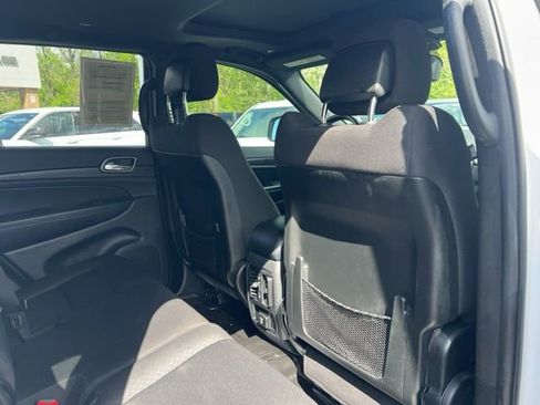 Used 2018 Jeep Grand Cherokee Laredo AWD/4WD image 25