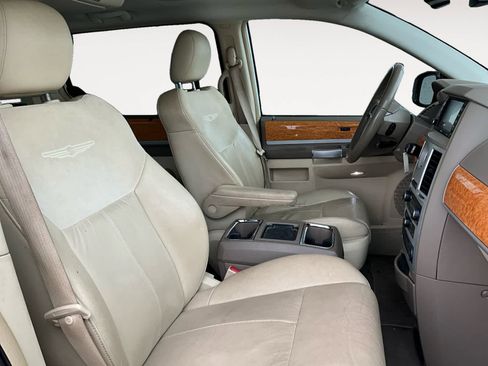 Used 2009 Chrysler Town & Country Limited w/ Entertainment Group #3 image 16