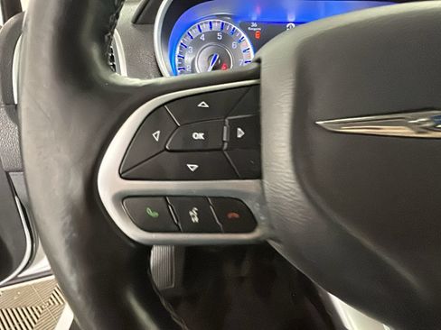 Used 2018 Chrysler 300 Limited AWD/4WD image 17