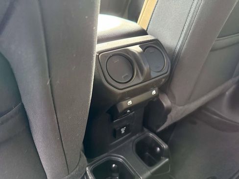 Used 2022 Jeep Gladiator Sport image 12