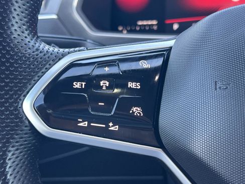 Used 2023 Volkswagen Tiguan SE R-Line image 9