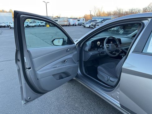 Certified 2023 Hyundai Elantra SEL w/ Convenience Package image 17